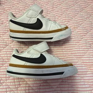 Nike Size 5 tennis shoes